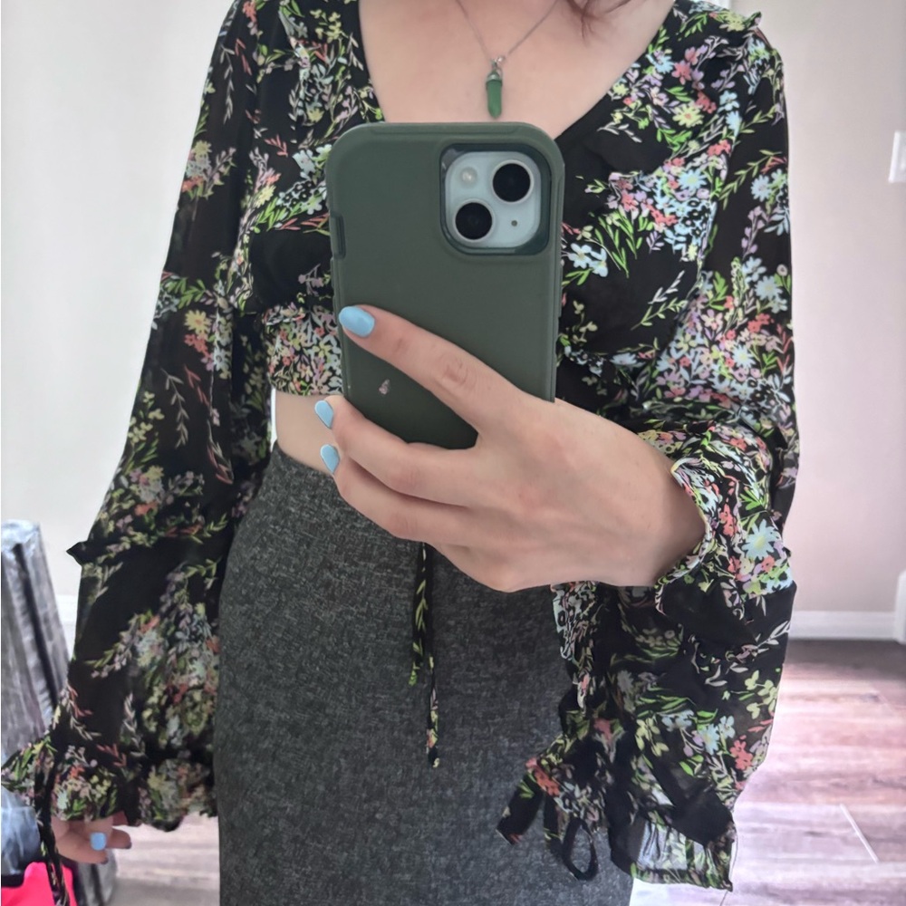 Floral Black Blouse Cropped Forever 21 (Never worn)